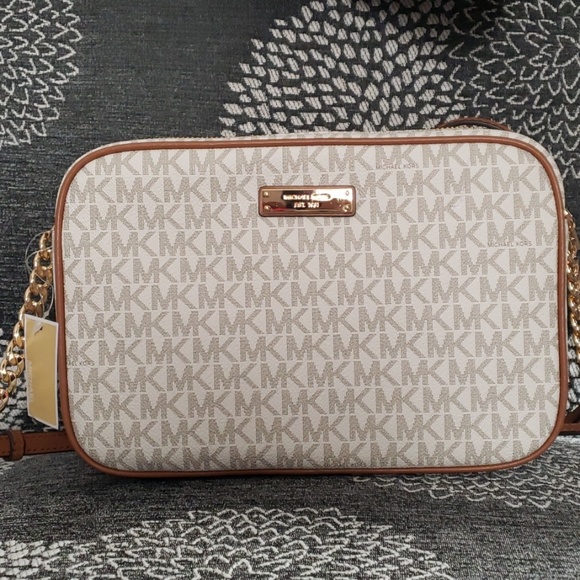 Michael Kors Handbags - NWT Michael Kors Crossbody Purse